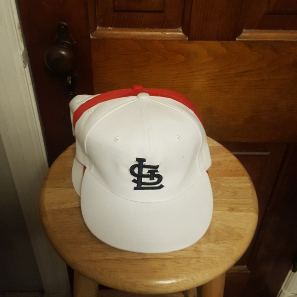 MEN'S FITTED ATHLETIC HAT